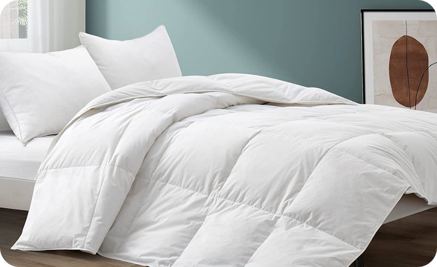 Couette blanche 200x200 cm sur un lit
